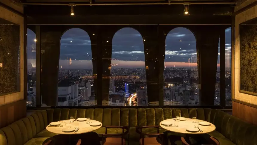 Ambiente do restaurante SEEN com vista para São Paulo
